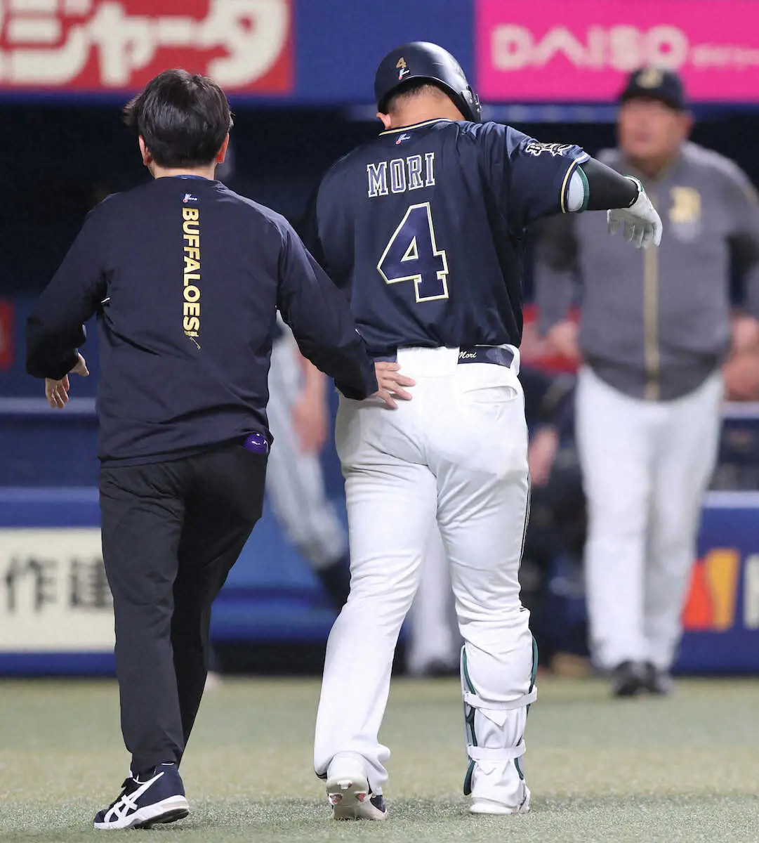 【画像・写真】オリックスの攻守の要・森が開幕ピンチ　右脇腹付近を痛め途中交代　岸田監督「みんなでやっていかないと」