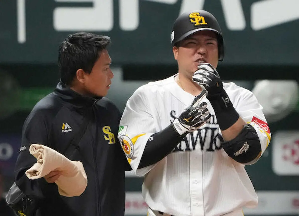 【画像・写真】ソフトバンク・山川穂高　巨人・山崎から左手に死球受け途中交代　主力に相次ぐアクシデント