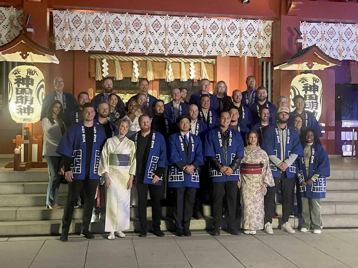 【画像・写真】神田明神で必勝祈願を行った今永（前列中央）らカブスナイン