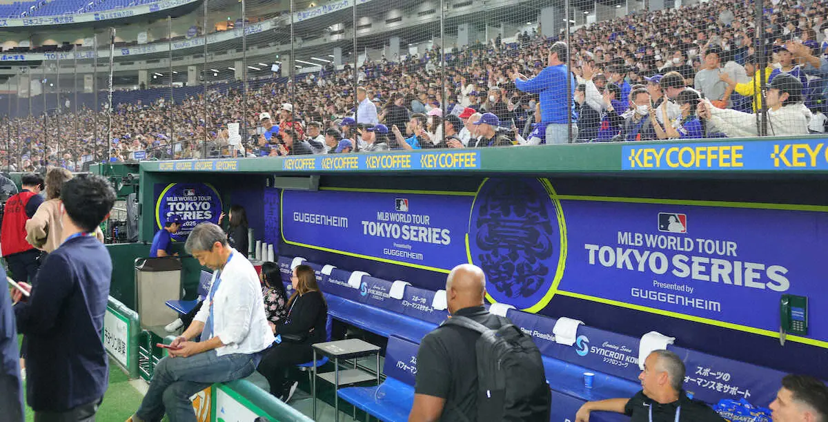 【画像・写真】「大谷選手　グローブありがとう」練習日も大谷フィーバー！登場だけで東京D騒然　一挙手一投足に大歓声！