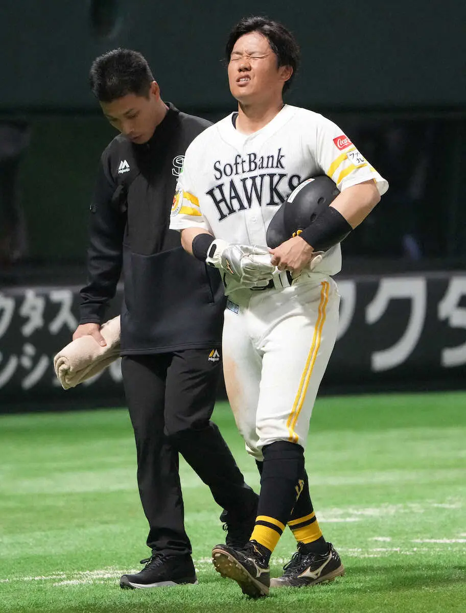 【画像・写真】ソフトバンク海野にアクシデント！走塁で右太腿裏付近を痛めて途中交代　開幕マスク暗雲