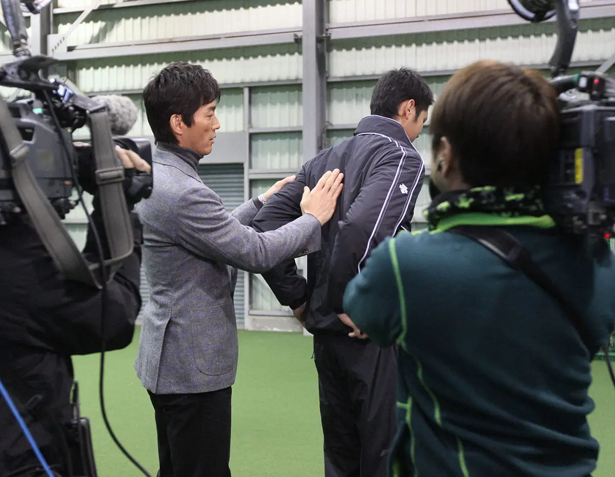 【画像・写真】2013年1月、自主トレを訪問した長嶋一茂から肩周りの柔らかさを評価される日本ハム・大谷