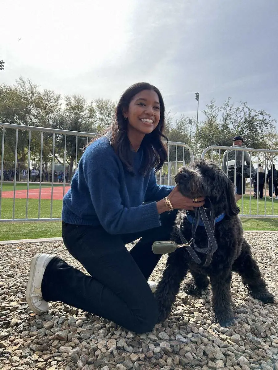 【画像・写真】ドジャース中継リポーターのキルステン・ワトソンさんと愛犬ステラ（撮影・柳原　直之）