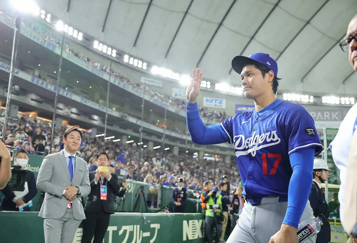 【画像・写真】グラウンド登場の大谷翔平に観客沸く　歓声＆一斉にカメラ　キャッチボールは右肘手術担当医師が見守る