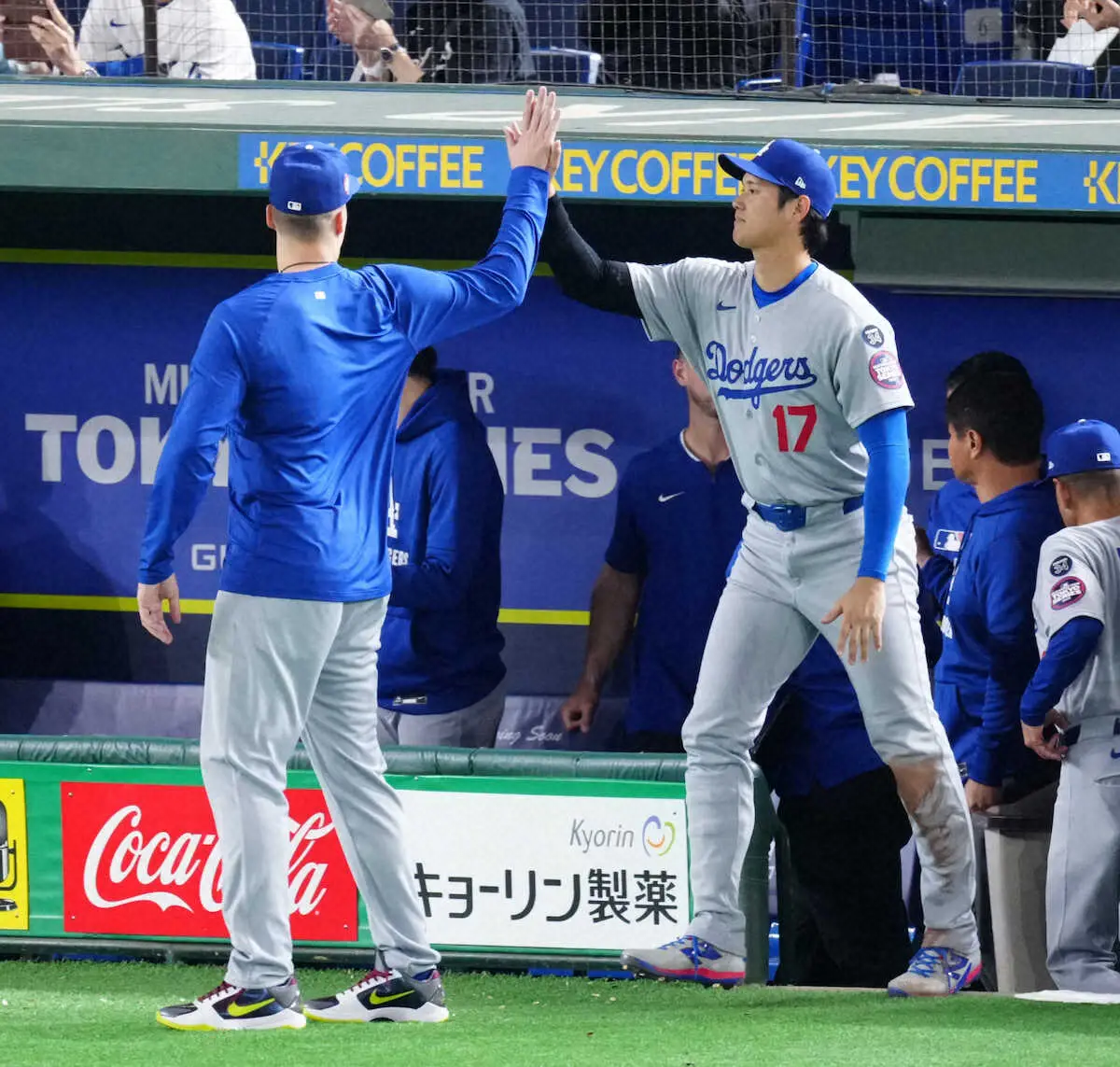 【画像・写真】＜カブス・ドジャース＞勝利し、チームメートとハイタッチする大谷（撮影・木村　揚輔）