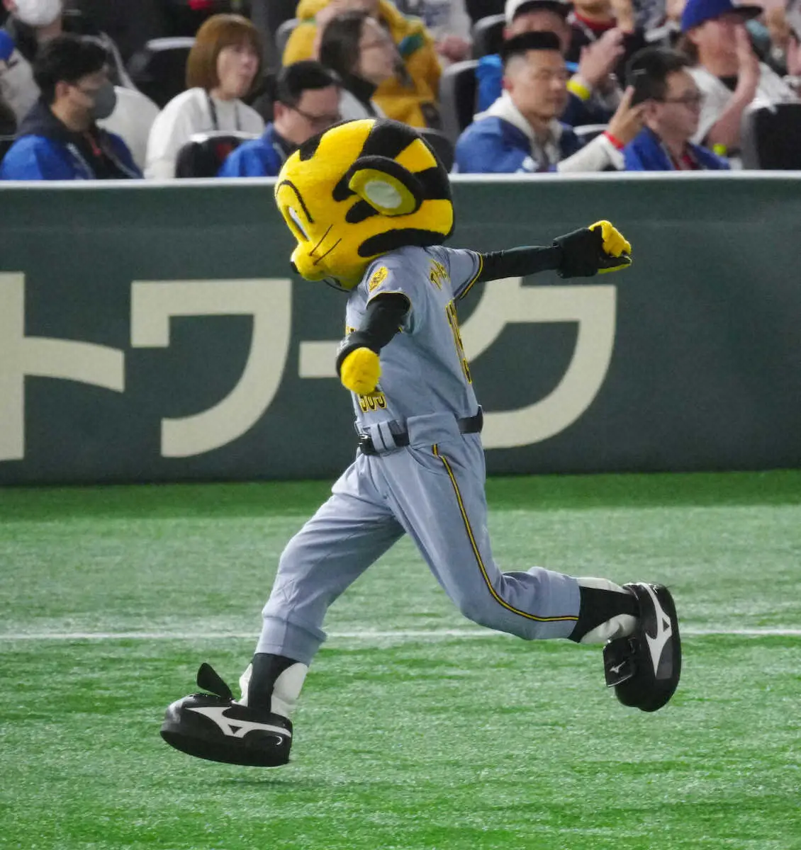 【画像・写真】なぜ?　ドジャース勝利のハイタッチに「ジャビットとトラッキー」ネットでトレンド入り