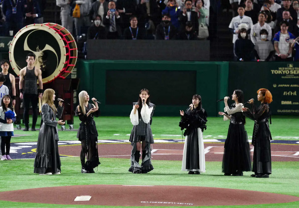 【画像・写真】東京D熱狂！MLB2戦目も豪華セレモニー　和楽器の演奏で選手入場　リトグリ国歌斉唱　上原氏が始球式