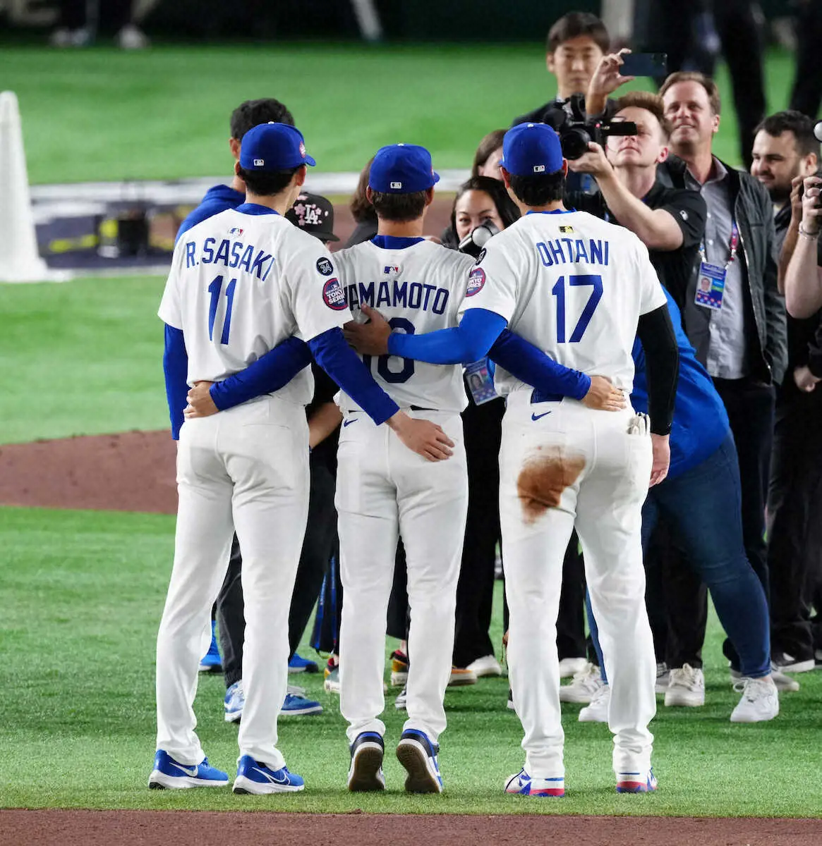 【画像・写真】＜カブス・ドジャース＞佐々木（左）と大谷（右）と記念撮影する際、背伸びする山本（撮影・木村　揚輔）