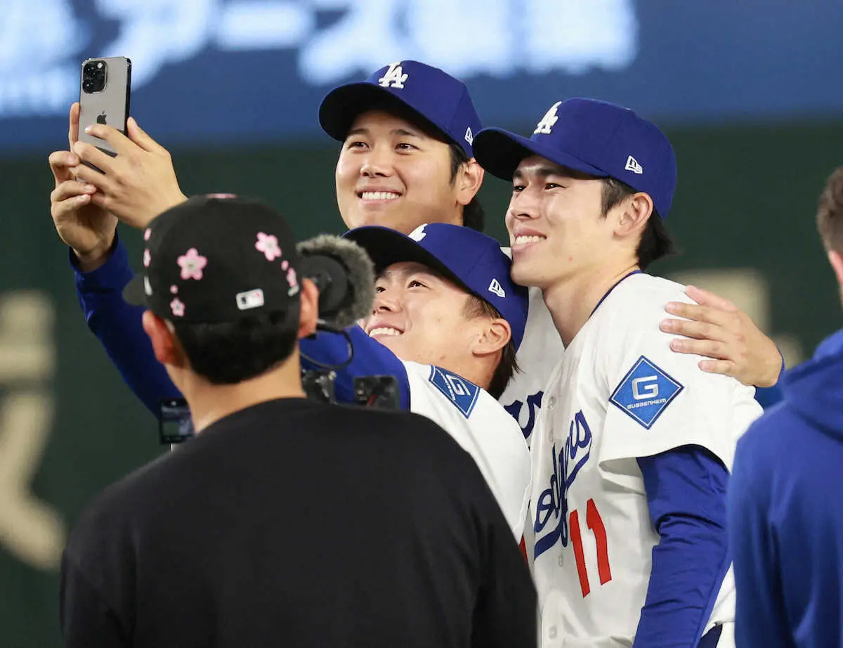 【画像・写真】＜カブス・ドジャース＞山本の自撮りに納まる大谷と佐々木（撮影・篠原岳夫）