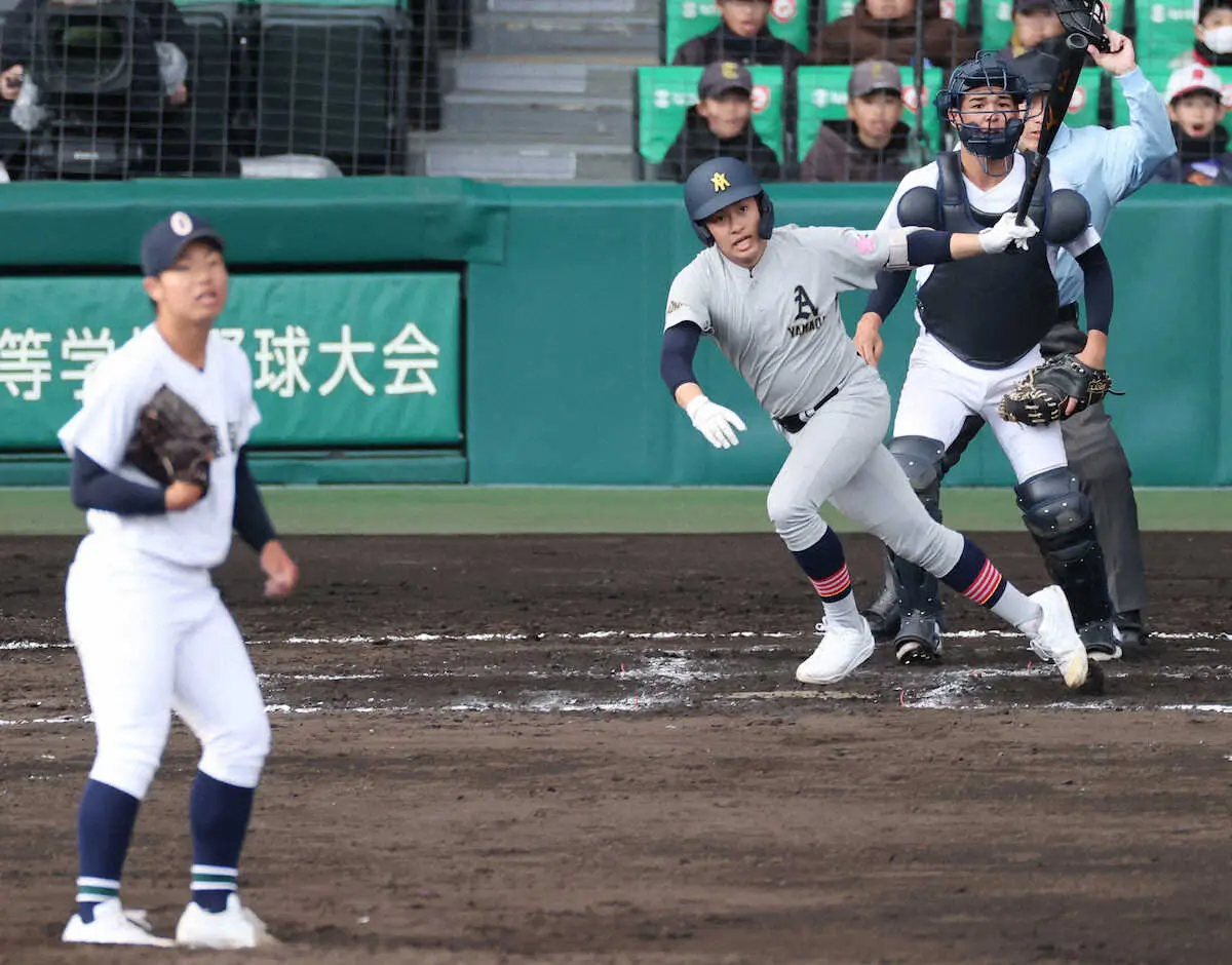 【画像・写真】＜沖縄尚学・青森山田＞7回、青森山田・下山は2点適時打を放つ（投手・（撮影・椎名　航）