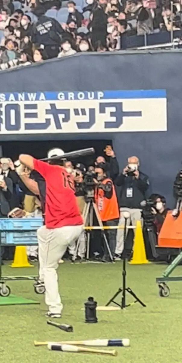 【画像・写真】23年WBCの強化試合阪神戦前に「カーショードリル」の置きティーをする大谷（撮影・柳原　直之）