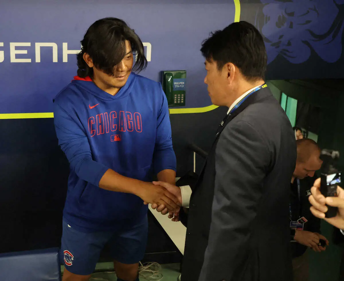 【画像・写真】＜カブス・ドジャース＞ベンチの中で握手を交わす今永（左）と侍ジャパン・井端監督（撮影・篠原岳夫）