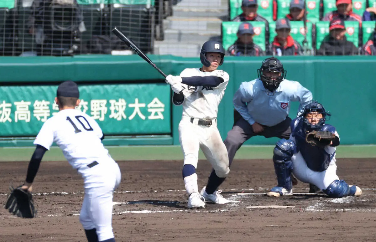 【画像・写真】【センバツ】大会第1号はランニング本塁打！西日本短大付・斉藤が全速力で生還「E」ランプ灯らず