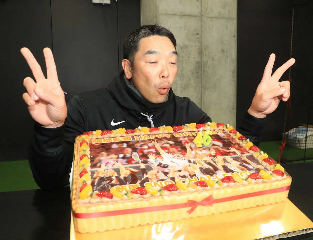 【画像・写真】巨人・阿部監督「ありがとう」　46歳誕生日に胴上げ写真入りケーキ贈られニッコリ