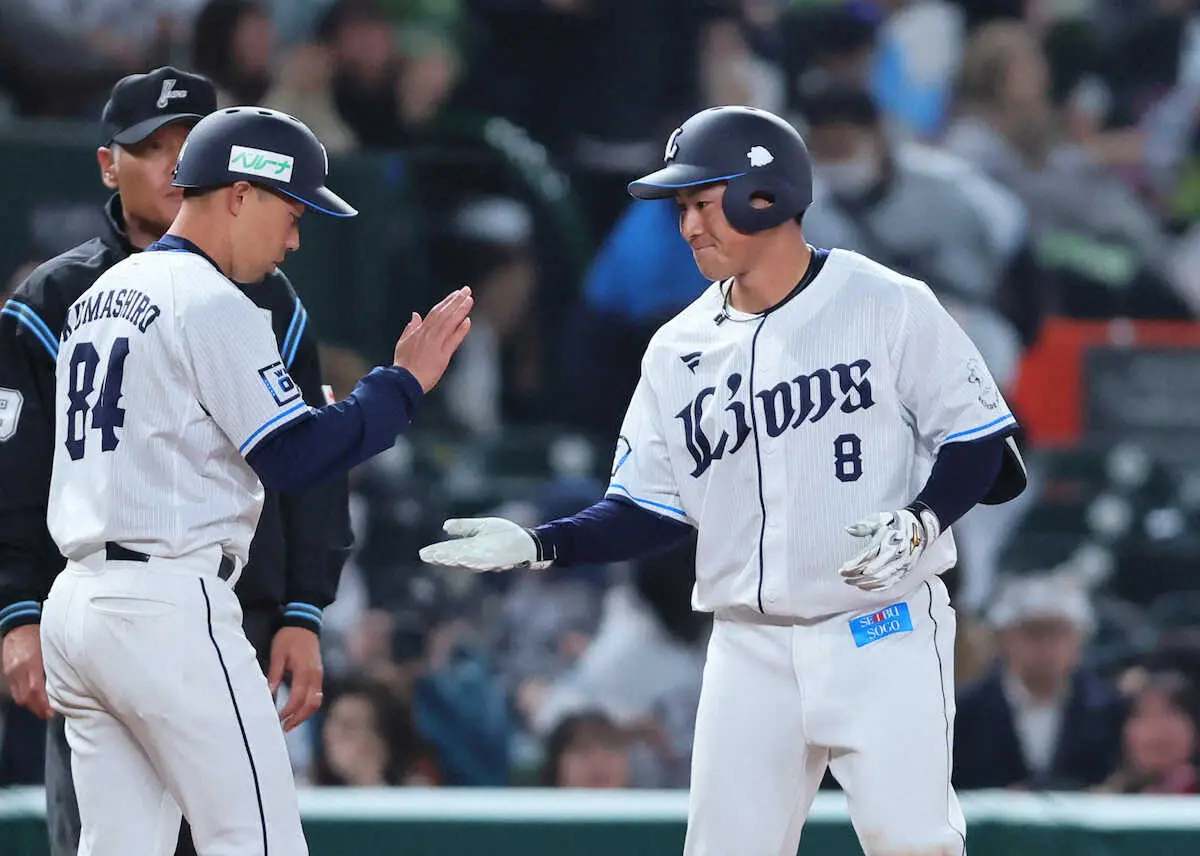 【画像・写真】オープン戦＜西・D＞6回、先制適時三塁打を放った渡部聖（右）（撮影・尾崎　有希）