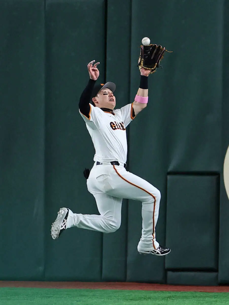 【画像・写真】巨人・丸にアクシデントか　走塁中に不自然なストップ　阿部監督「ちょっと心配」右脚痛で途中交代