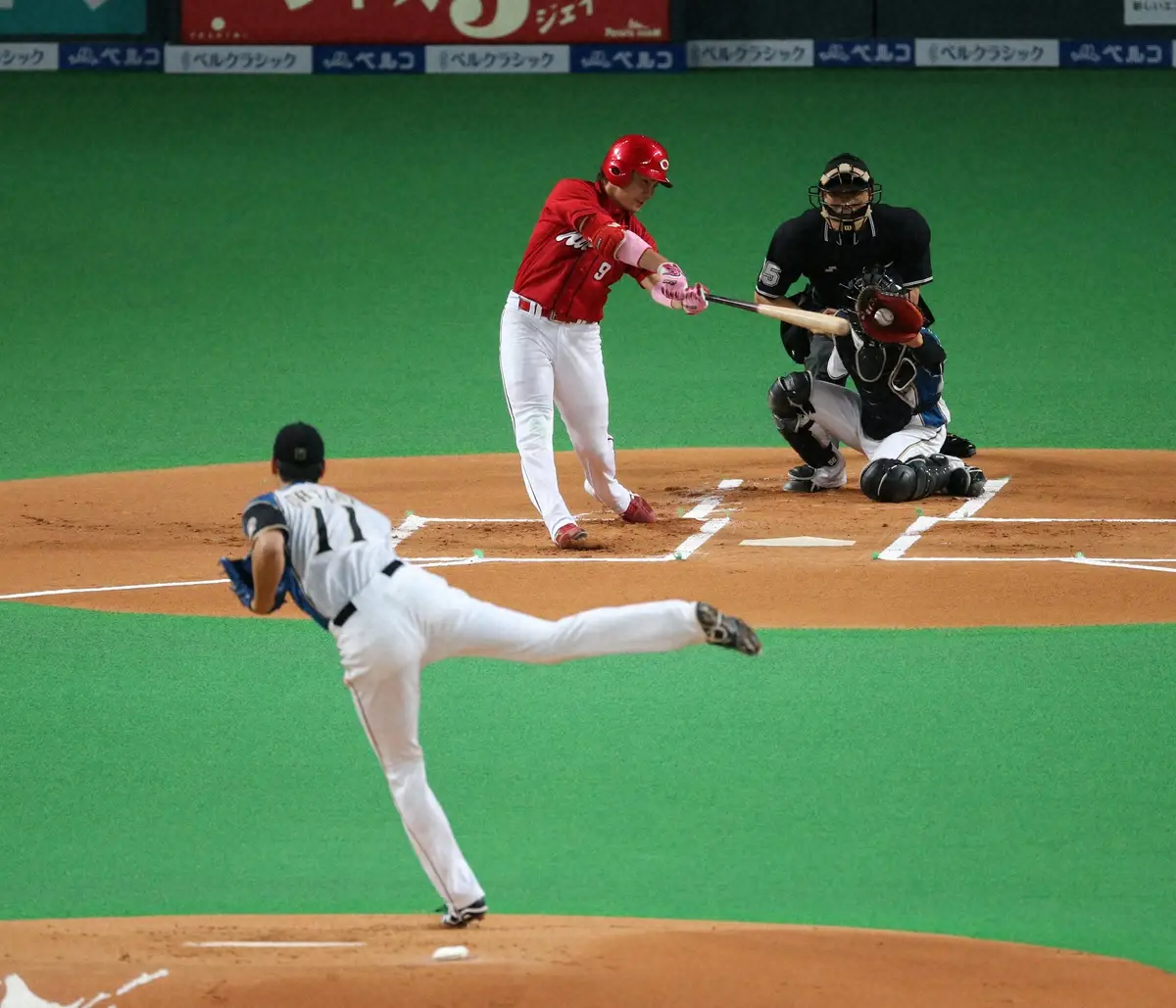 【画像・写真】2014年6月4日、初回に日本ハム・大谷のプロ入り後自己最速160キロの直球で空振り三振に倒れる丸佳浩