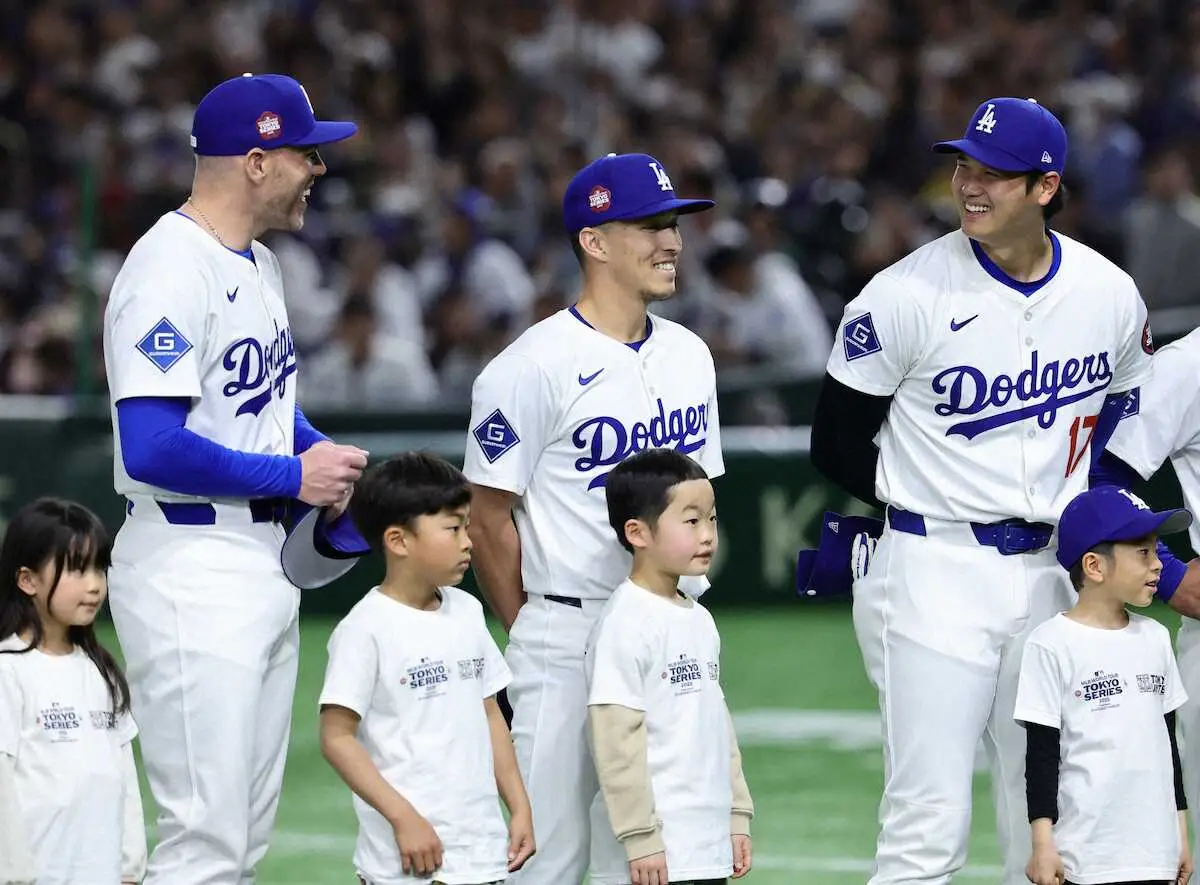 【画像・写真】＜阪神・ドジャース＞（左から）談笑するフリーマンらエドマン、大谷（撮影・光山　貴大）