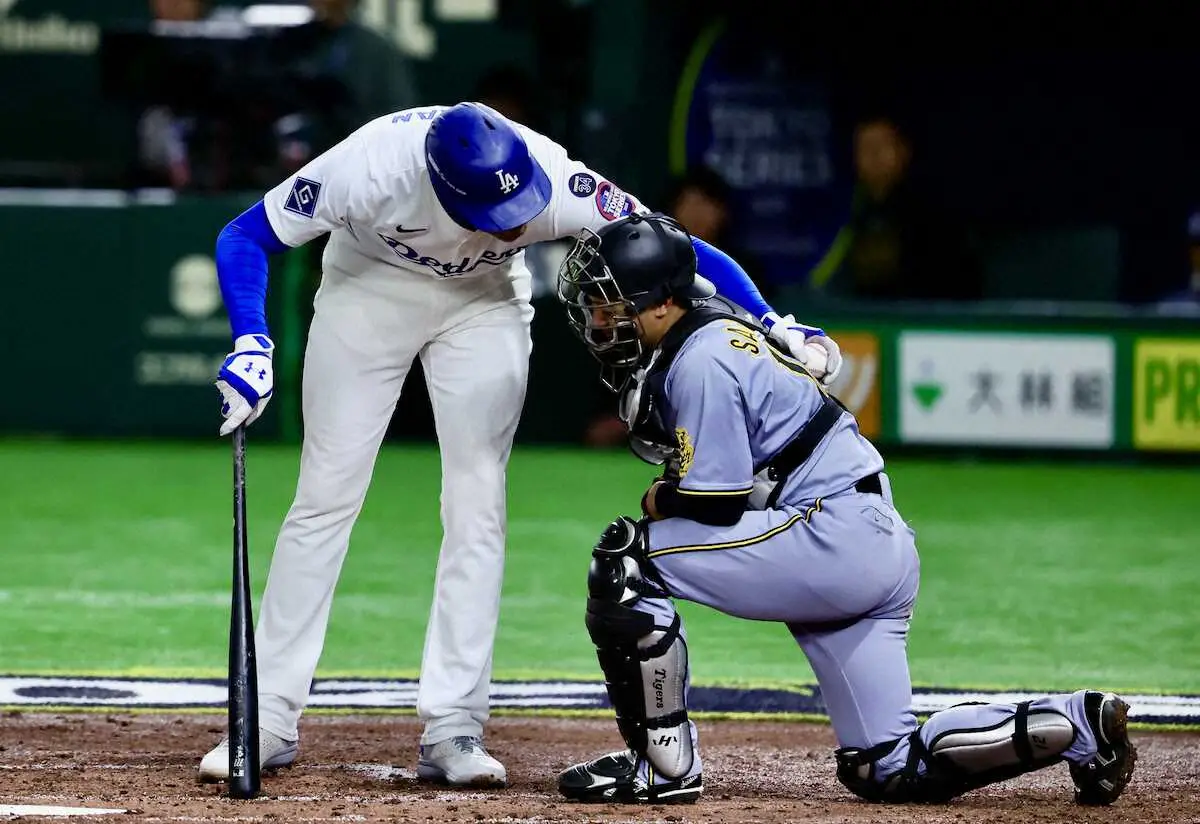 【画像・写真】＜阪神・ドジャース＞4回、投球を止め痛がる坂本（右）を心配するフリーマン（撮影・光山　貴大）