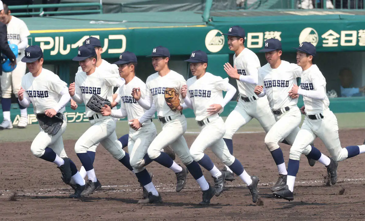 【画像・写真】＜広島商・横浜清陵＞初戦を突破し、応援団にあいさつに向かう広島商の選手たち（撮影・北條　貴史）