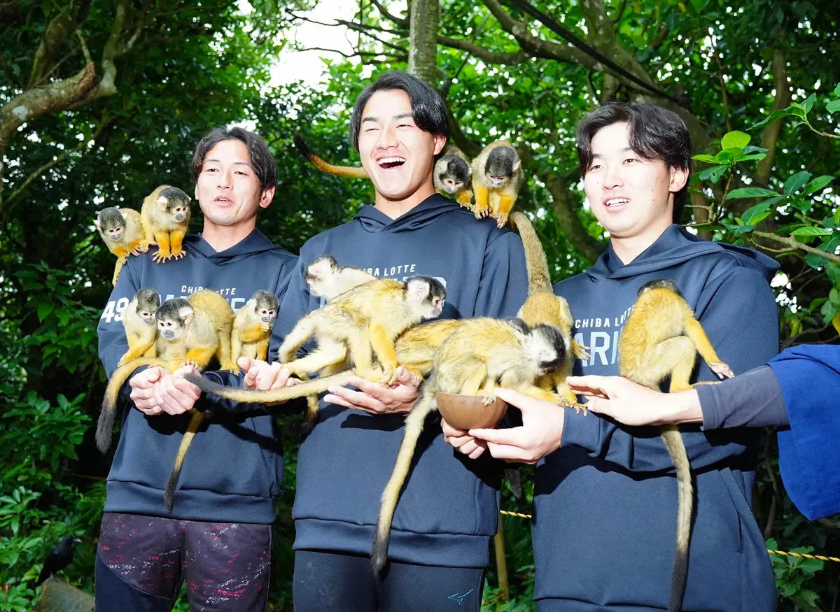 【画像・写真】石垣島キャンプの休日。やいま村を訪れリスザルとたわむれる立松、西川、宮崎
