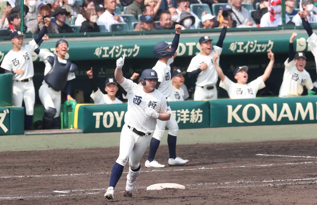 【画像・写真】【センバツ】8強入り西日本短大付・佐藤　2ランにガッツポーズ！「4番の仕事ができた」