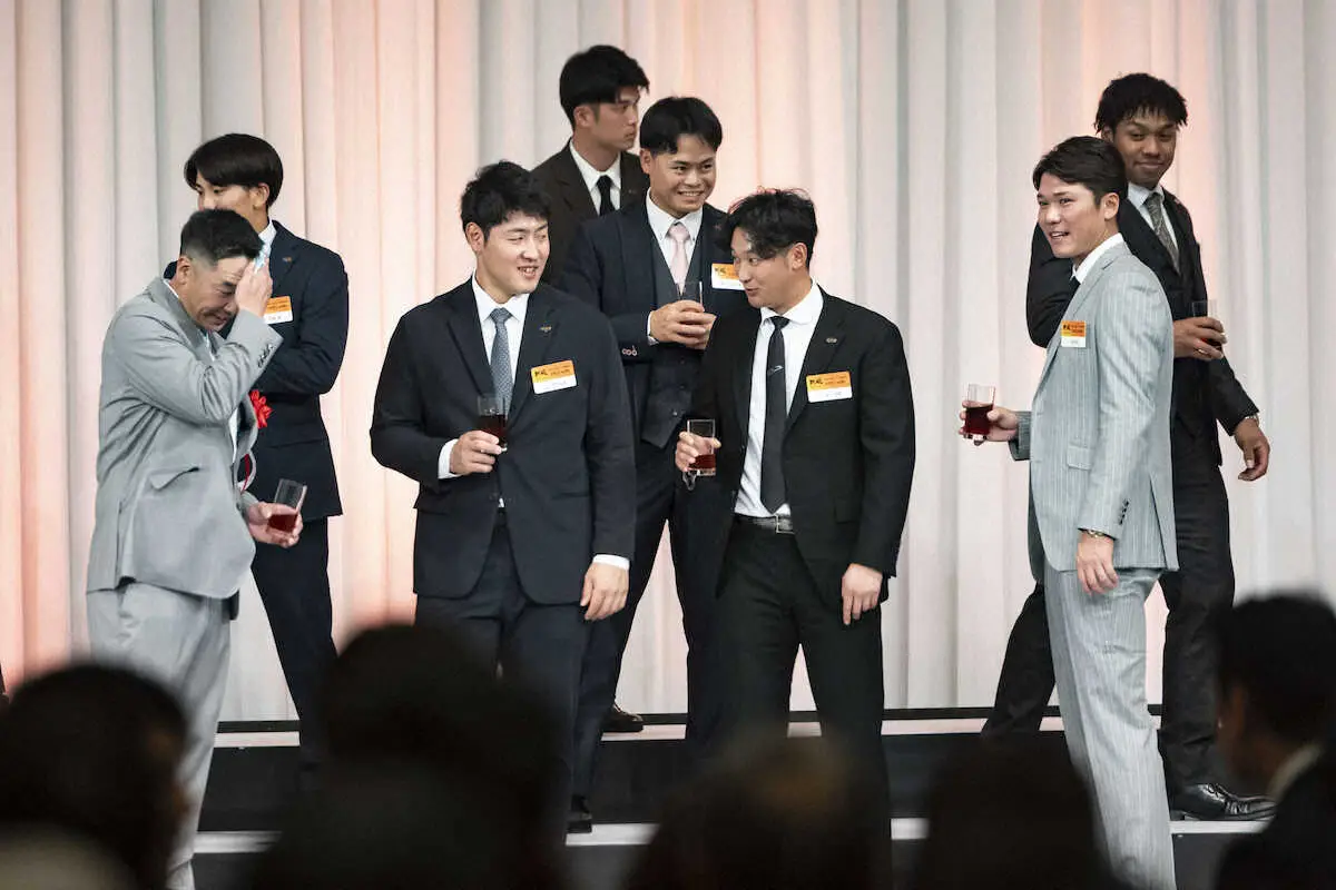 【画像・写真】2試合オープン戦欠場の巨人・吉川は「100パーセントの力で振れた」と回復強調　巨人軍激励会