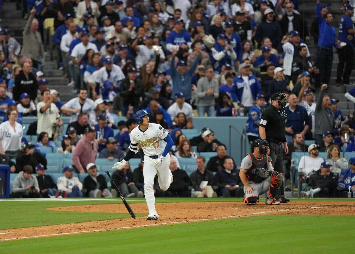 【画像・写真】大谷翔平　米本土開幕戦で左翼へ衝撃の一発！黄金ユニ身にまとい2戦連発2号！一発攻勢に本拠大歓声