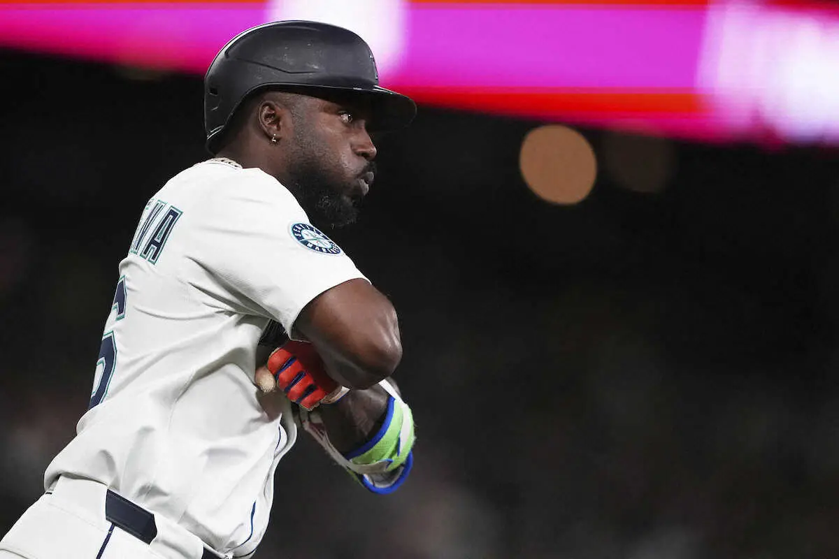 【画像・写真】アロザレーナが開幕戦で豪快同点アーチ！“腕組みポーズ”も披露　マリナーズが逆転勝利