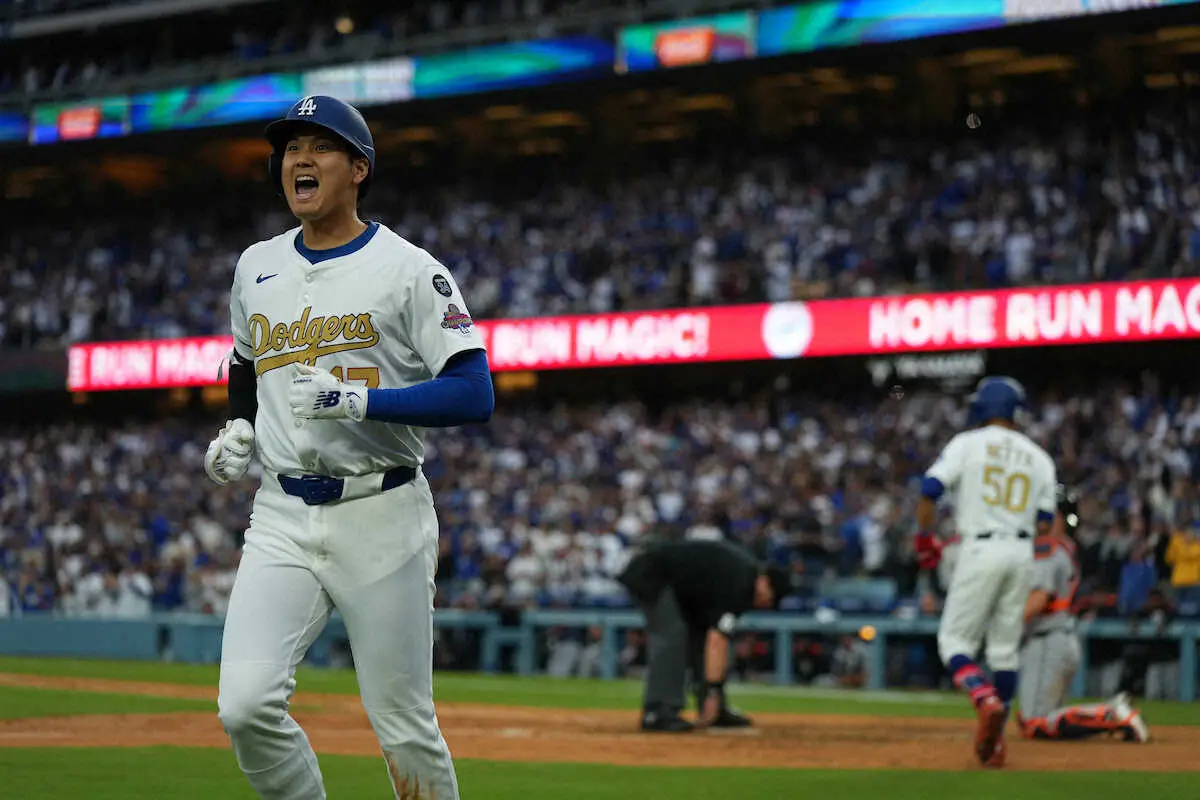 【画像・写真】＜オープン戦　ドジャース・タイガース＞7回、ソロを放ちベンチに向かって吠える大谷（撮影・沢田　明徳）