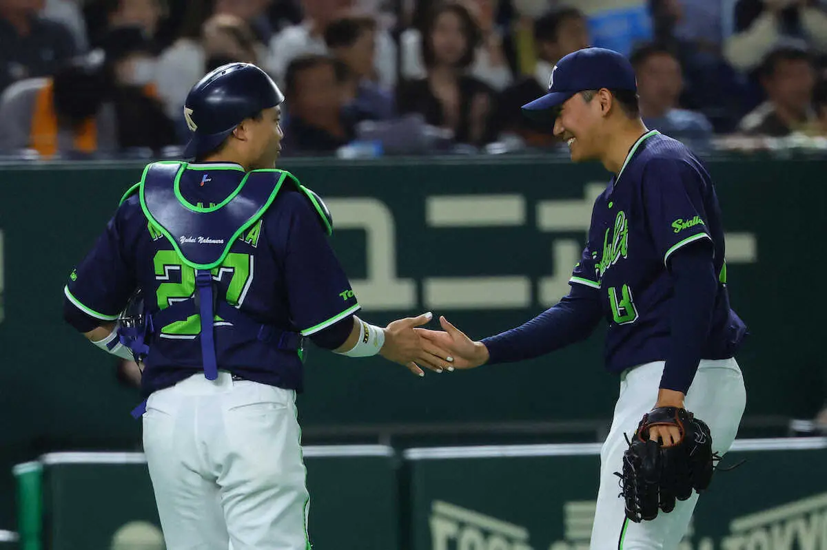 【画像・写真】ヤクルト　つば九郎のベンチ入りが反響「絶対に試合見ているよね」　先制点後には高津監督が頭なでる