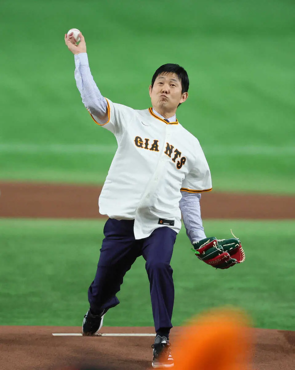 【画像・写真】巨人VSヤクルト　「巨人の選手になりたかった」森保監督が「80点」セレモニアルピッチ