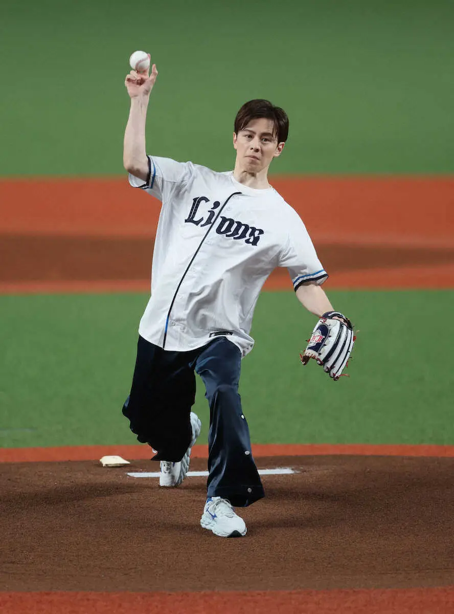 【画像・写真】西武VS日本ハム　ウエンツ瑛士　18年ぶりの始球式も見事なノーバン投球披露