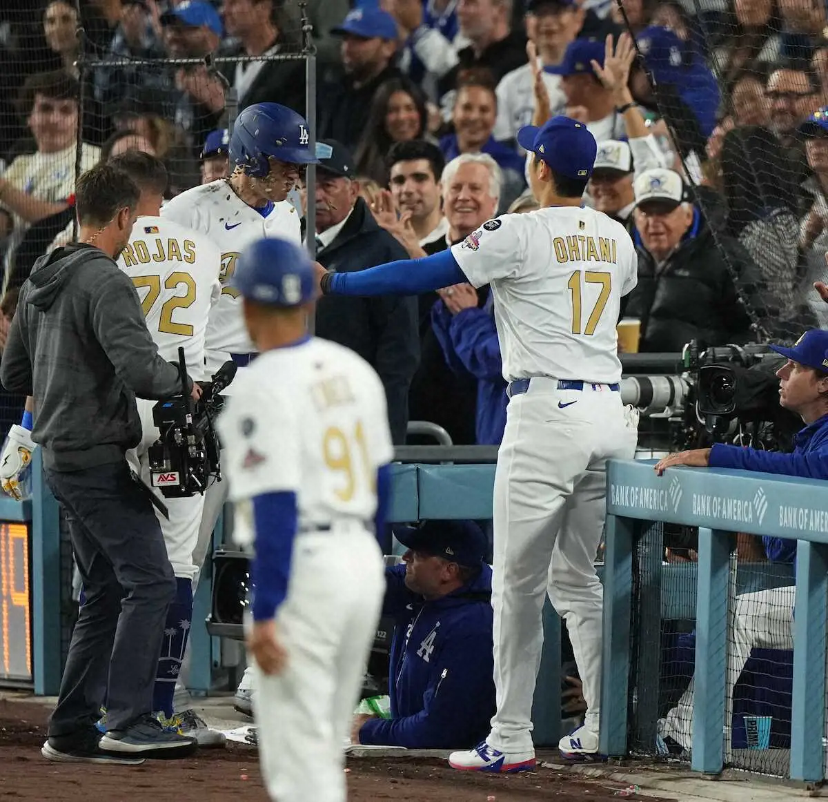 【画像・写真】大谷翔平から祝福の種シャワー！　フリーマン、観衆総立ち起死回生の同点2ラン　由伸の黒星も消す