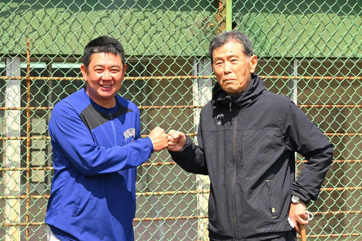 【画像・写真】拳を合わせる横浜・村田監督（左）＆渡辺元智元監督（撮影・柳内　遼平）