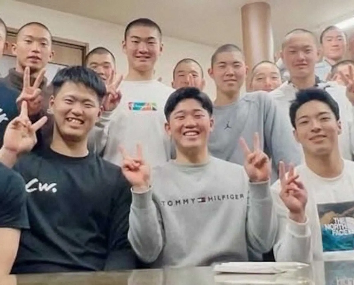 【画像・写真】退寮前に後輩たちと記念撮影する智弁和歌山・辻前主将（前列中央）ら