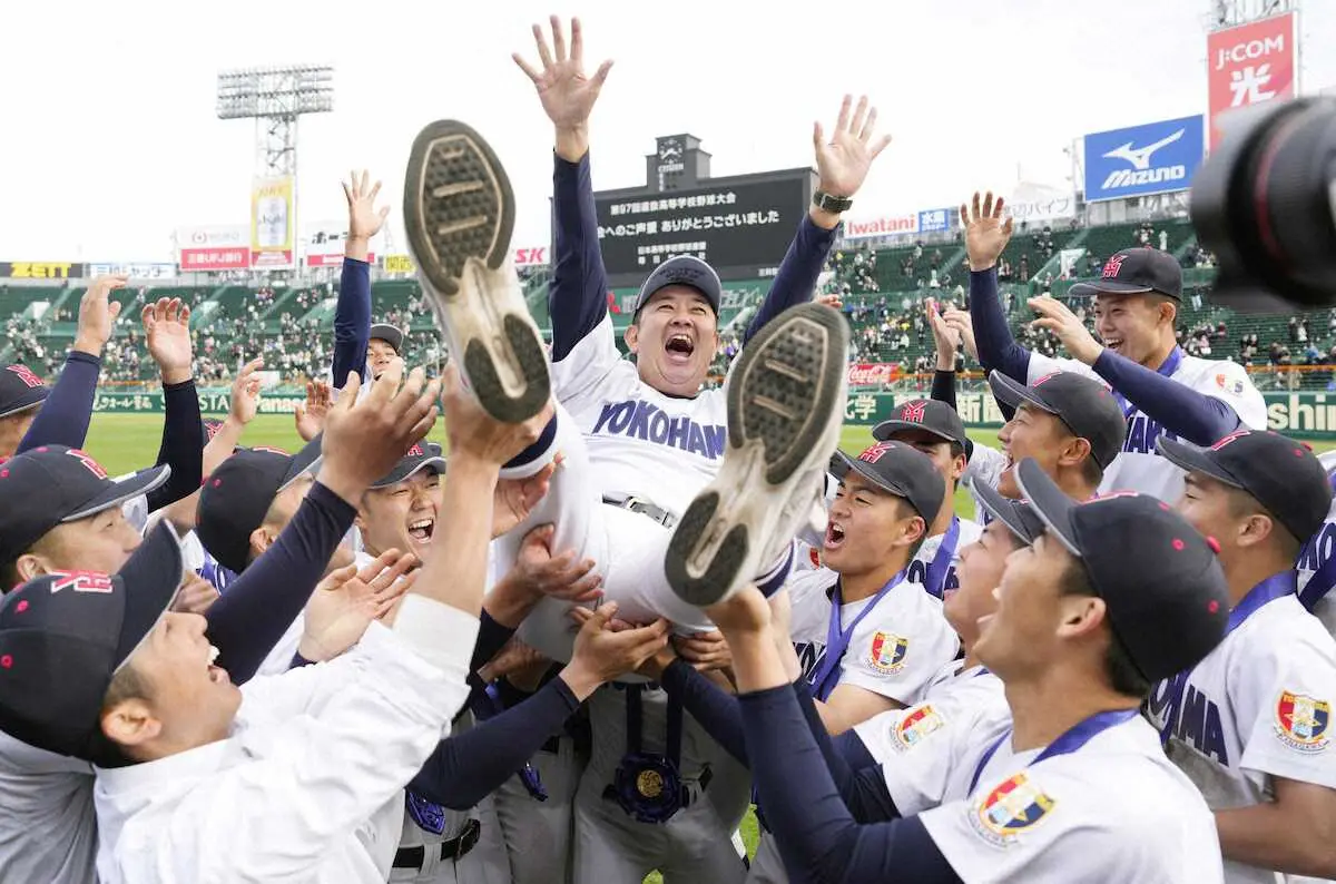 【画像・写真】19年ぶり4度目の優勝を決め、ナインに胴上げされる横浜・村田監督
