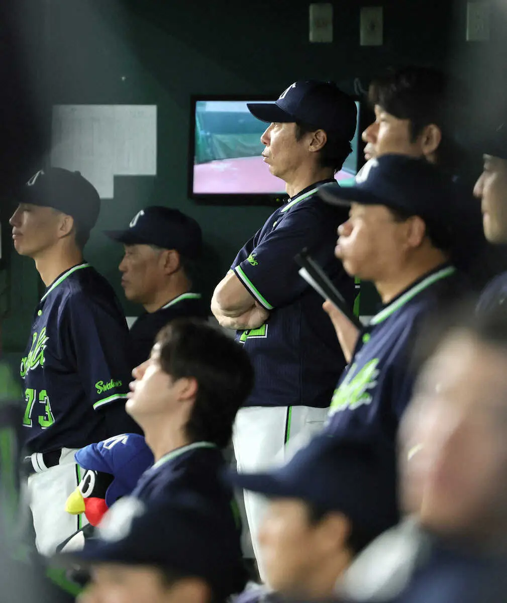 【画像・写真】険しい表情のヤクルト・高津監督ら（撮影・尾崎　有希）