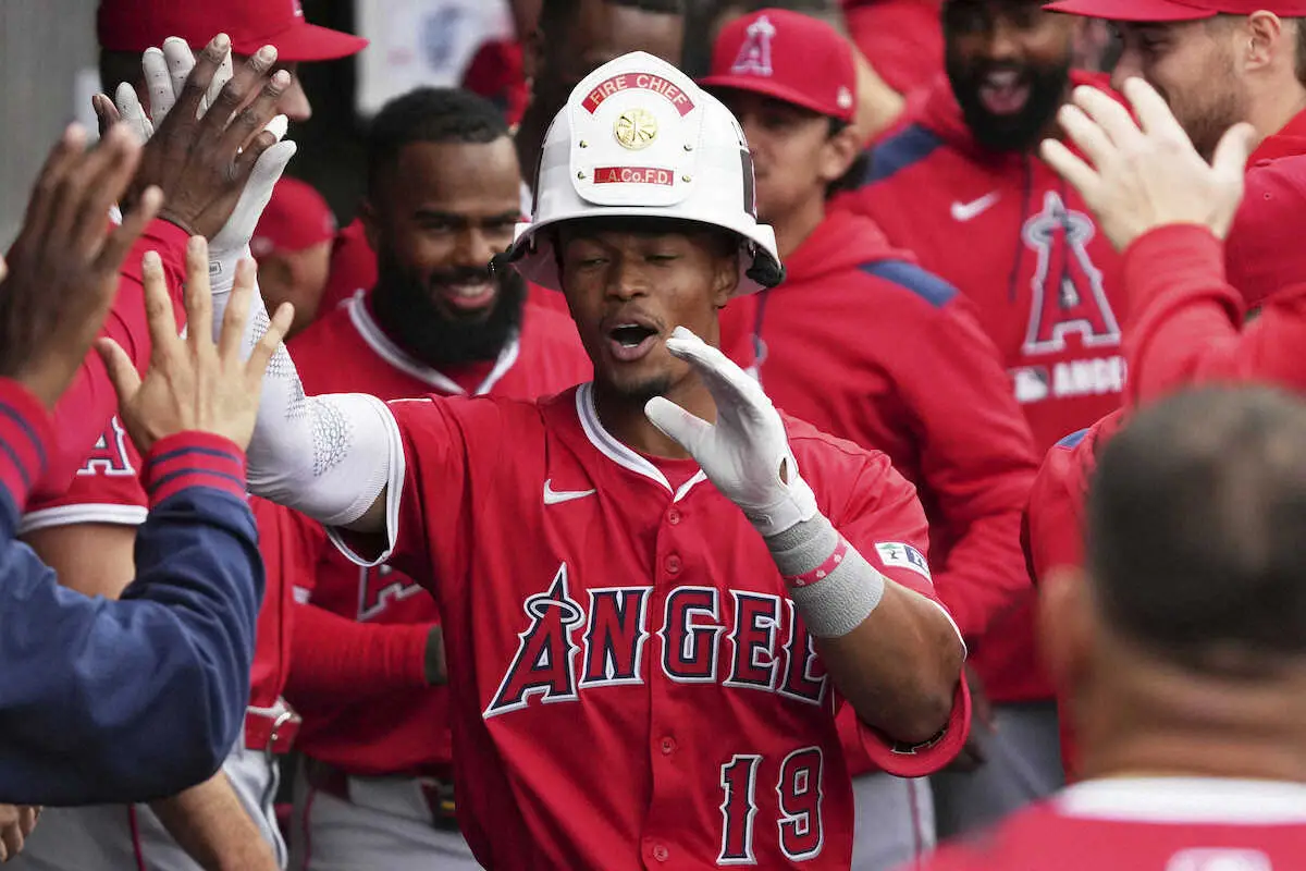 【画像・写真】エンゼルス今季の新儀式は「消防士ヘルメット」ロス山火事受けトラウト発案　兜→天使の輪から変更　