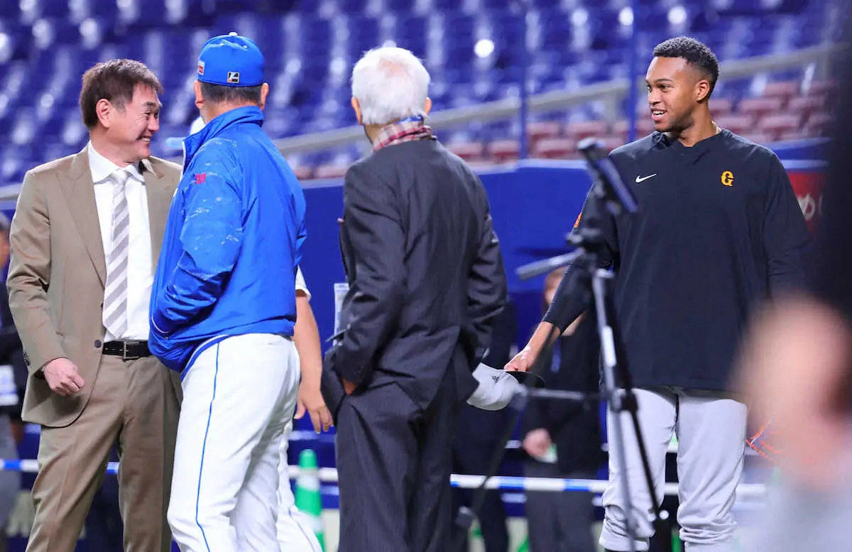 【画像・写真】巨人・坂本勇人、田中将大、岡本和真らが中田翔と20分談笑　マルティネスは井上新監督と笑顔で握手