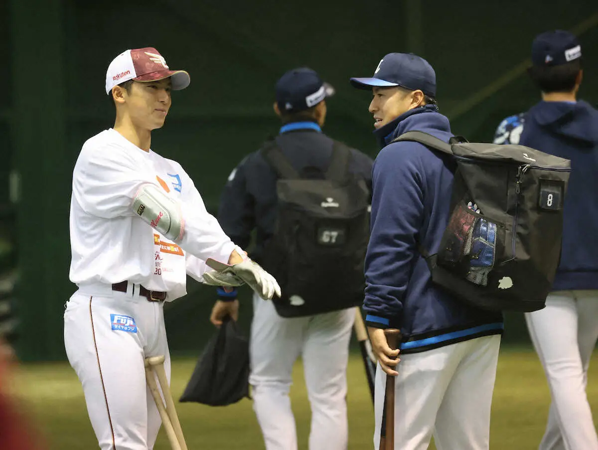 【画像・写真】楽天・宗山＆西武・渡部聖　広陵同期がプロで再会　室内練習場で談笑も、新人王争いにライバル心