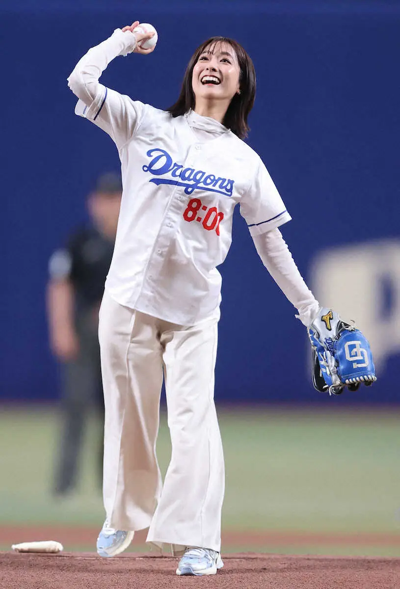 【画像・写真】TBS・田村真子アナウンサー　バンテリンドームで始球式　2バウンド投球に笑顔　三重県松阪市出身