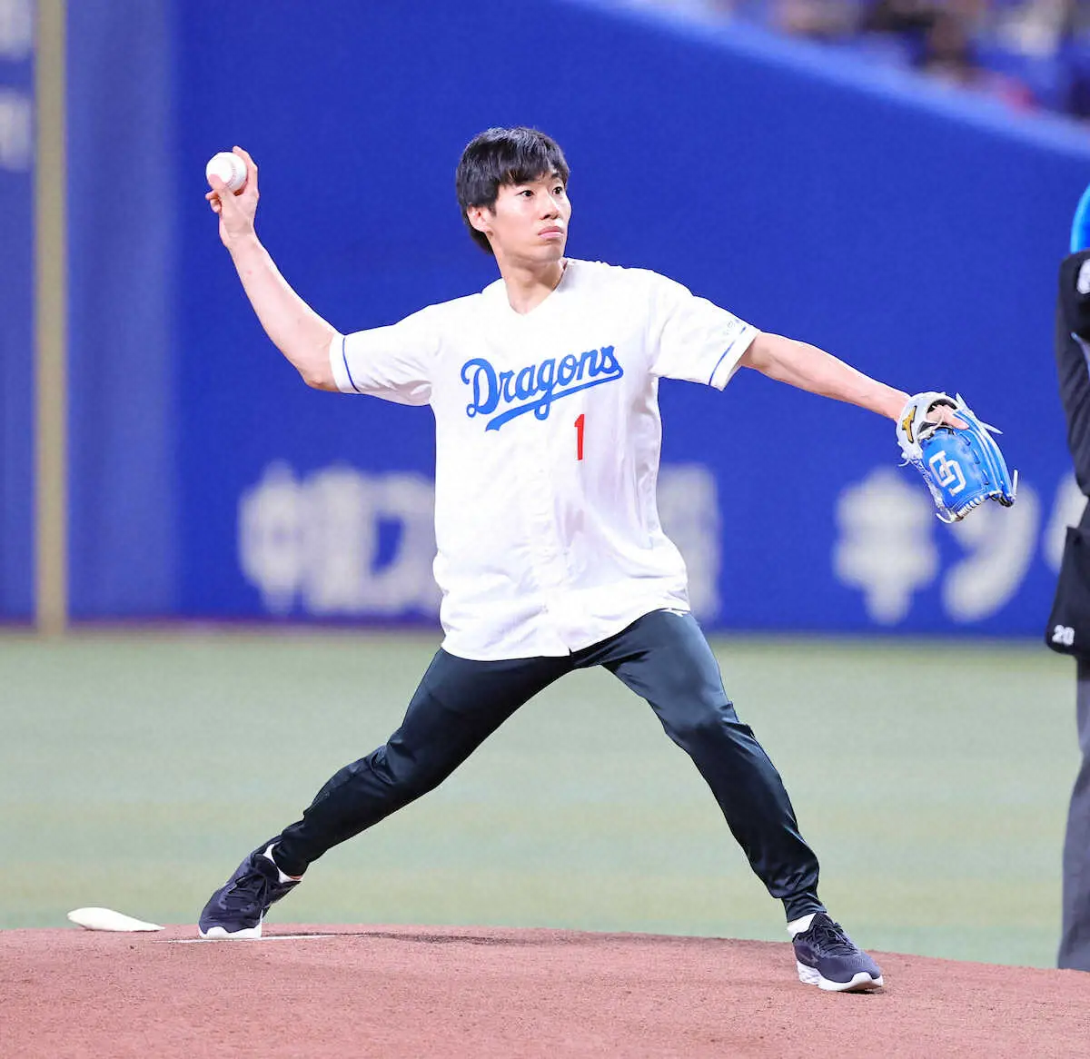 【画像・写真】男子フェンシング・加納虹輝がバンテリンDで始球式　愛知県あま市出身の東京、パリ五輪金メダリスト