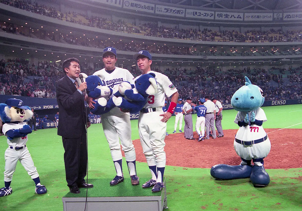 【画像・写真】1997年4月4日、開幕戦で白星を挙げ、立浪（右）とお立ち台に上がった山本昌