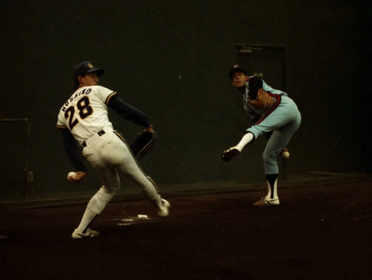 【画像・写真】1990年4月7日、開幕戦が雨天中止となり、呉越同舟で調整するオリックス・星野（左）とロッテ・村田