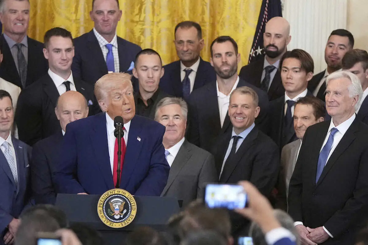 【画像・写真】ホワイトハウスを表敬訪問したドジャースナインを称えるトランプ大統領。右の中列に山本の姿も（AP）