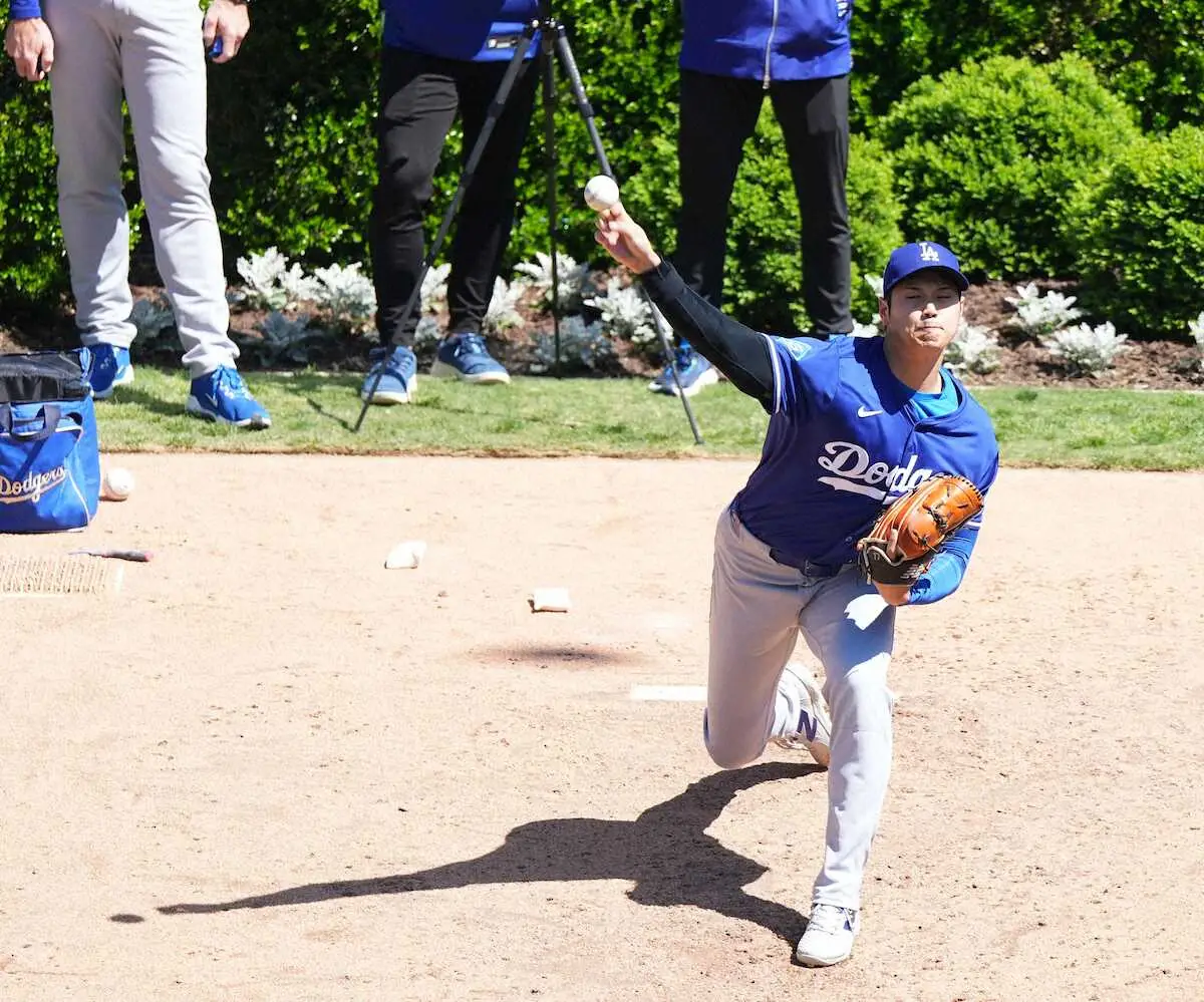 【画像・写真】＜ナショナルズ・ドジャース＞試合前、ブルペンで投球練習するドジャース・大谷（撮影・沢田　明徳）