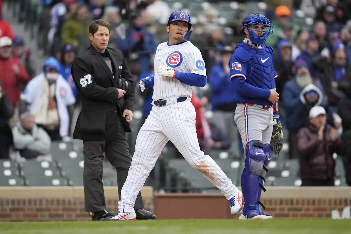 【画像・写真】鈴木誠也が打席で真剣な表情を見せる後ろで…ネット裏でイチャつくカップルが話題「笑った」「真実の愛」