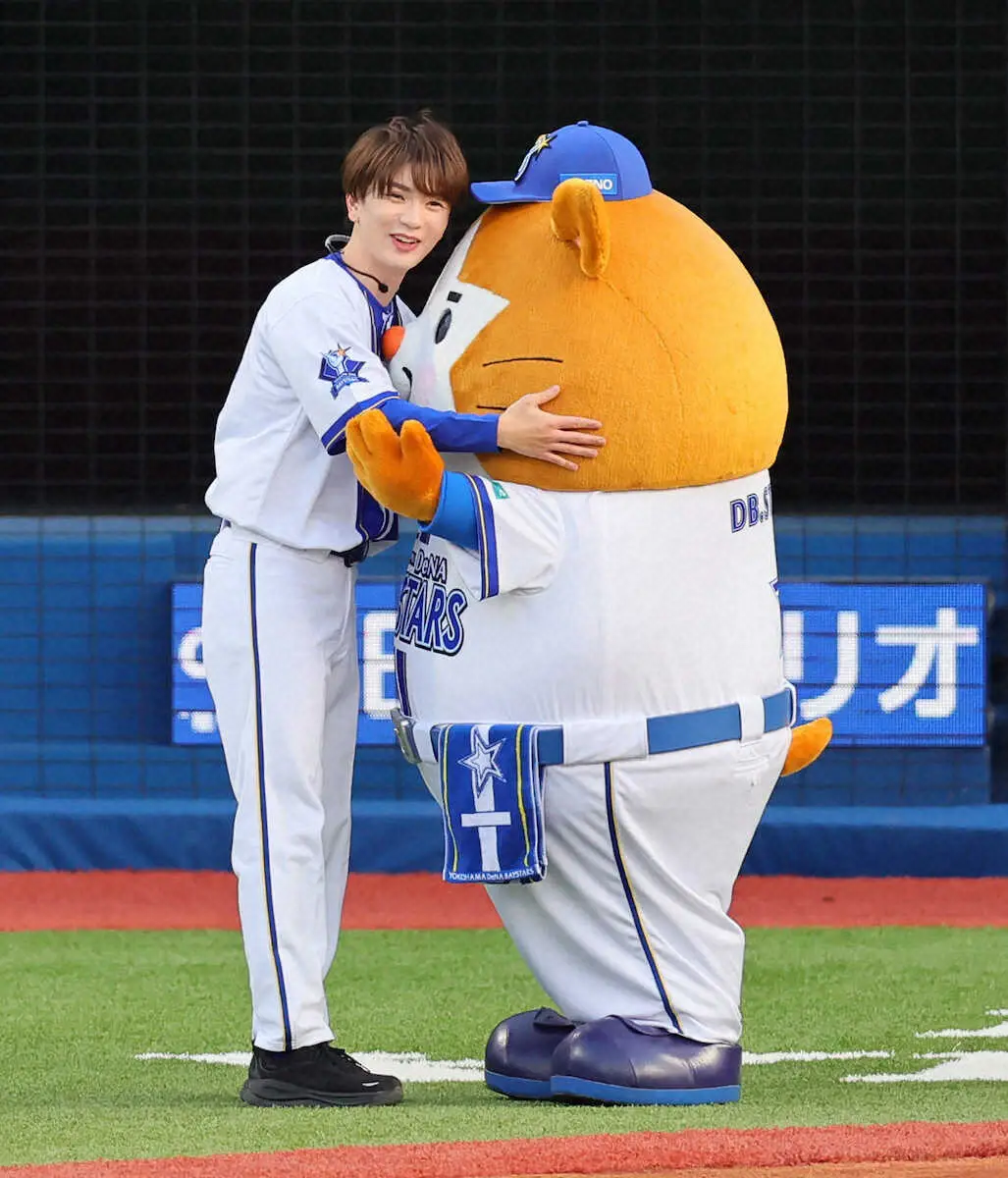 【画像・写真】＜D・巨＞セレモニアルピッチを行った髙橋優斗さんはDB.スターマンと笑顔でハグする（撮影・尾崎　有希）