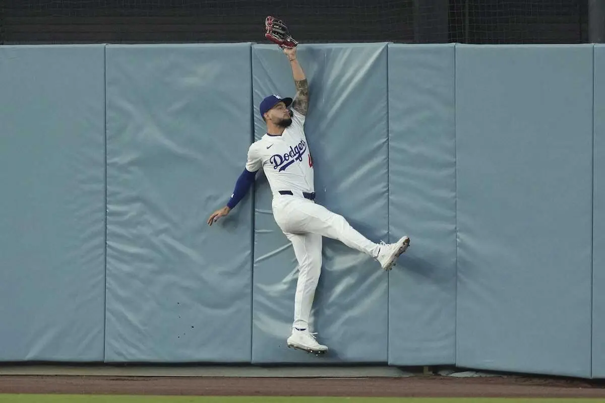 【画像・写真】佐々木朗希　あわや満塁弾…パヘスがホームランキャッチの超美技で救う　朗希も大興奮で手を叩く